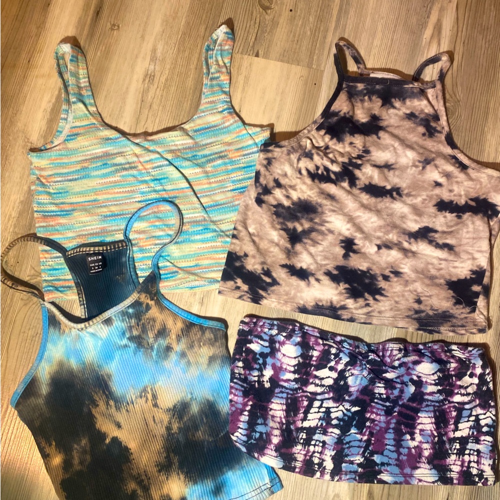 Bundle of 4 tank tops !!